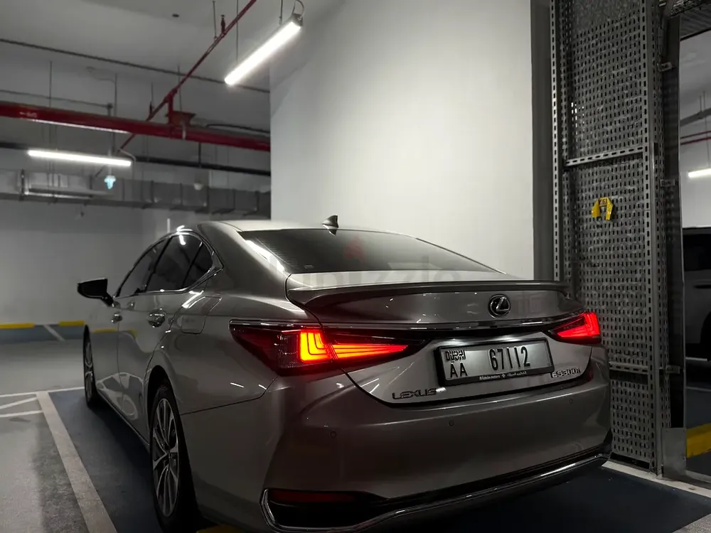 Lexus ES 300h 2023 - Image 6