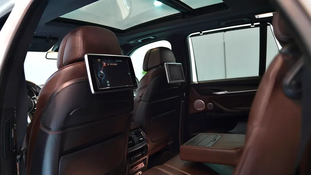 INDIVIDUAL BMW X5 V8 || LUXURY || GCC || FREE ACCIDENTS || PERFECT CONDITION || POWERFUL ENGINE - Image 18