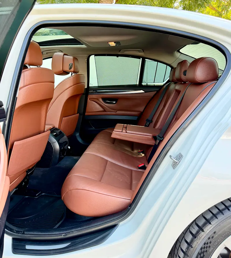 2012 BMW 5-SERIES 523i GCC SPECIFICATION WITH FULL AGENCY SERVICE HISTORY IN VERY EXCELLENT CONDITIO - Image 11