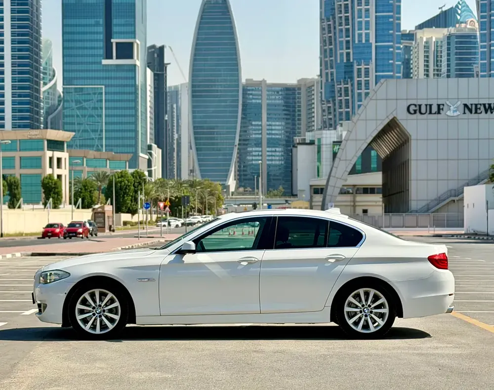 2012 BMW 5-SERIES 523i GCC SPECIFICATION WITH FULL AGENCY SERVICE HISTORY IN VERY EXCELLENT CONDITIO - Image 4