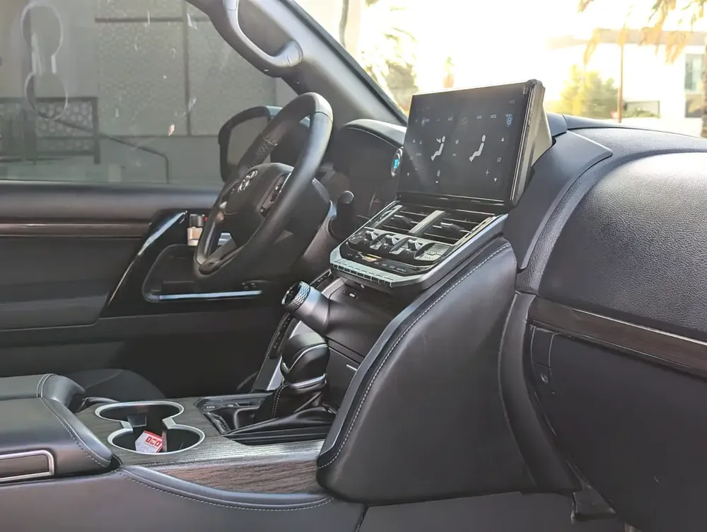 TOYOTA LAND CRUISER 2013 FACELIFTED 2025 WITH INTERIOR AND EXTERIOR GCC V6 4.0L - Image 8