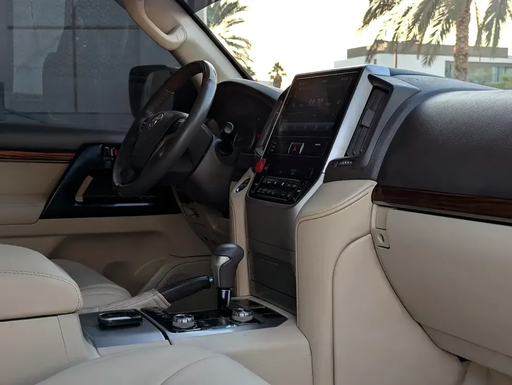 TOYOTA LAND CRUISER 2018 DIESEL V8 D-4D GCC IN EXCELLENT CONDITION - Image 12