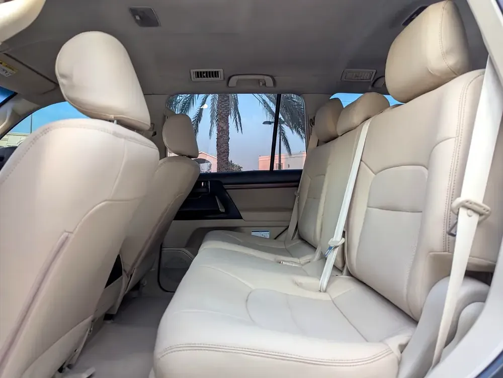 TOYOTA LAND CRUISER 2018 DIESEL V8 D-4D GCC IN EXCELLENT CONDITION - Image 4