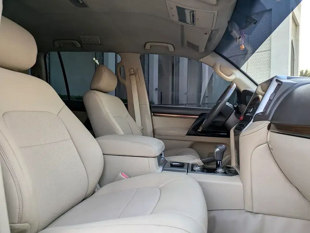 TOYOTA LAND CRUISER 2018 DIESEL V8 D-4D GCC IN EXCELLENT CONDITION - Image 6