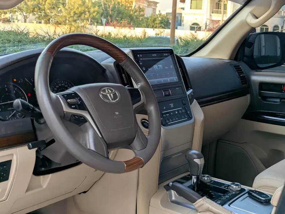 TOYOTA LAND CRUISER 2018 DIESEL V8 D-4D GCC IN EXCELLENT CONDITION - Image 8