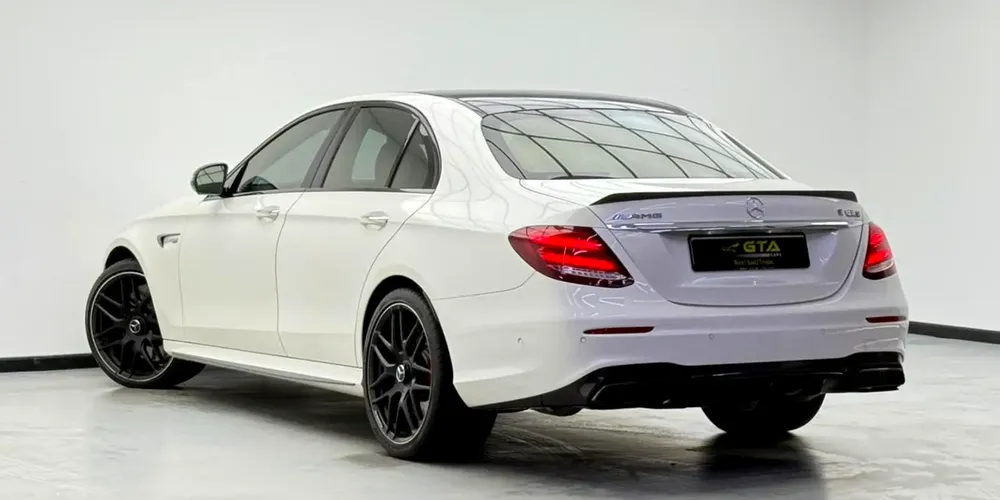 2018 Mercedes Benz E63 S AMG, Full Service History, Carbon Fiber Package, Excellent Condition, GCC - Image 4