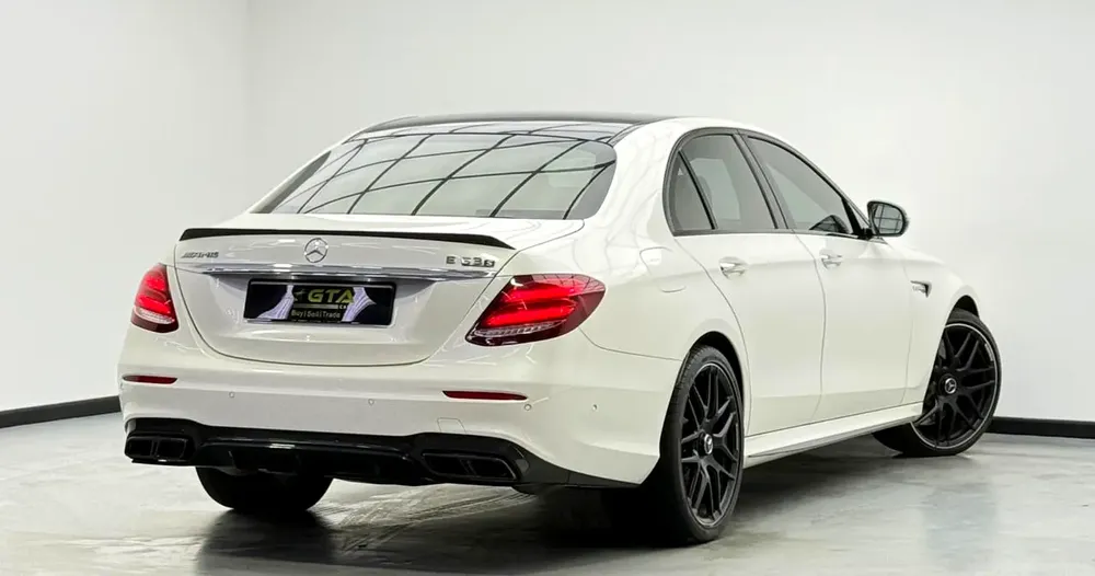 2018 Mercedes Benz E63 S AMG, Full Service History, Carbon Fiber Package, Excellent Condition, GCC - Image 6
