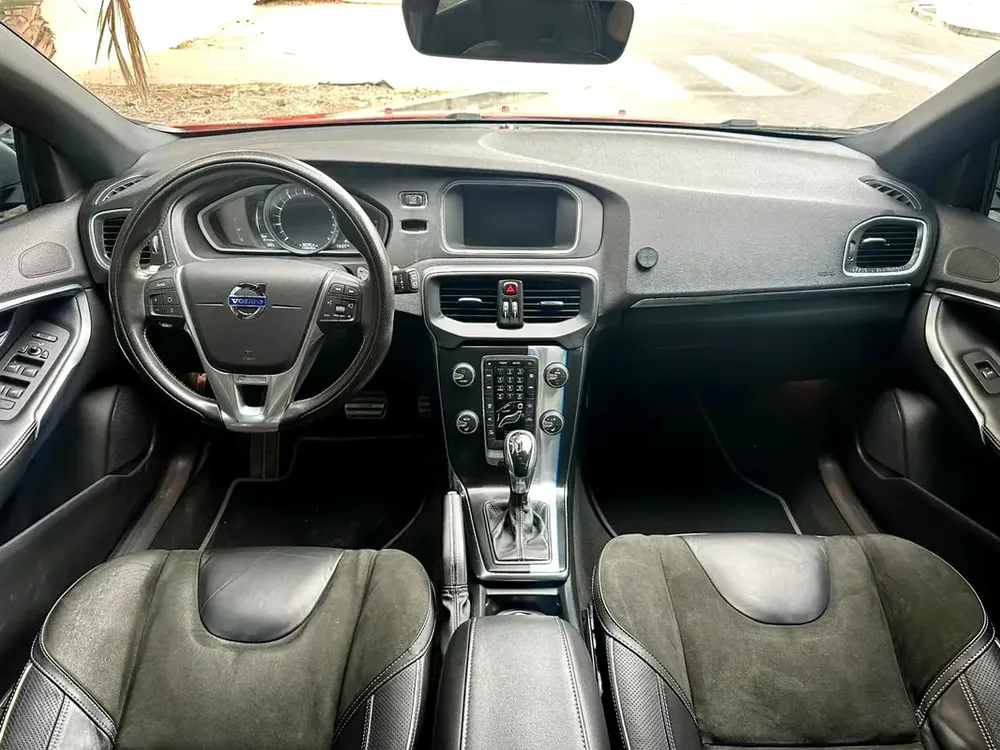 2016 Volvo V40 T5 - GCC not negotiable price السعر نهائي - Image 10