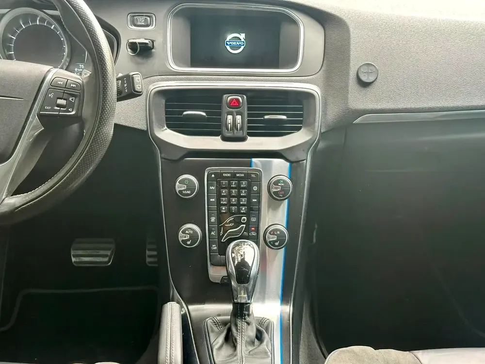 2016 Volvo V40 T5 - GCC not negotiable price السعر نهائي - Image 11