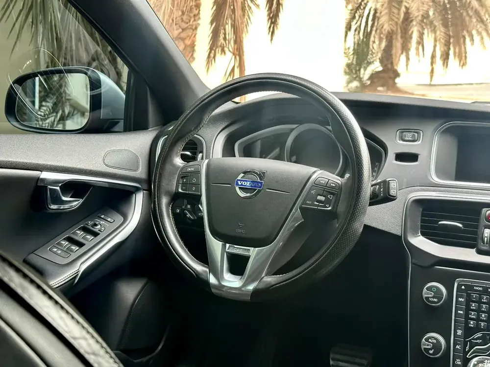 2016 Volvo V40 T5 - GCC not negotiable price السعر نهائي - Image 13