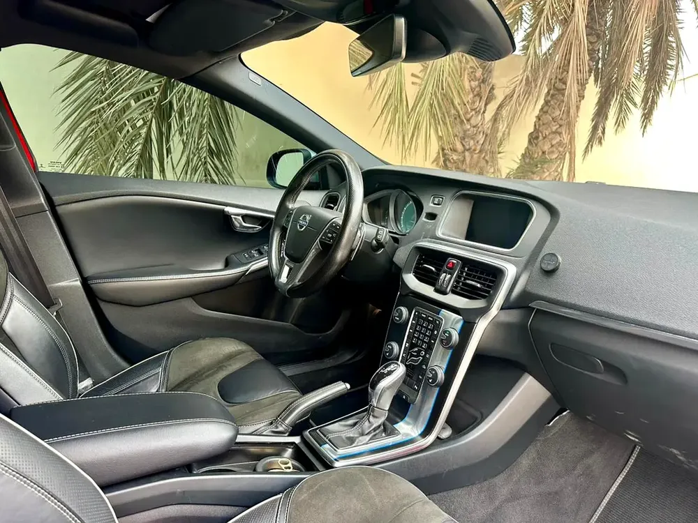 2016 Volvo V40 T5 - GCC not negotiable price السعر نهائي - Image 15