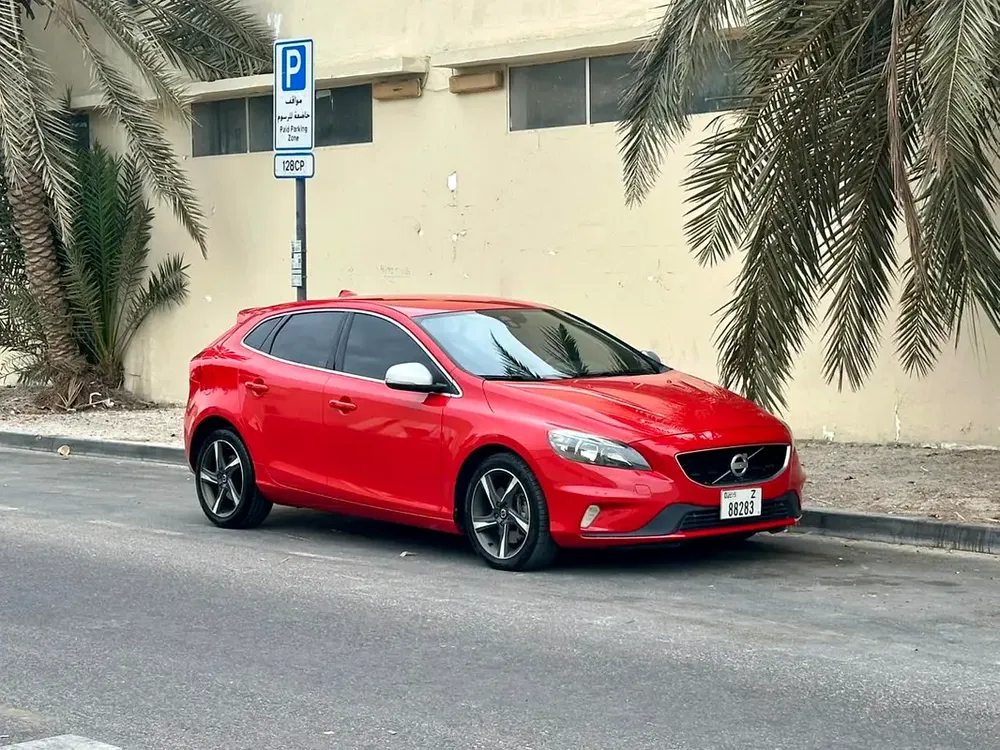 2016 Volvo V40 T5 - GCC not negotiable price السعر نهائي - Image 4