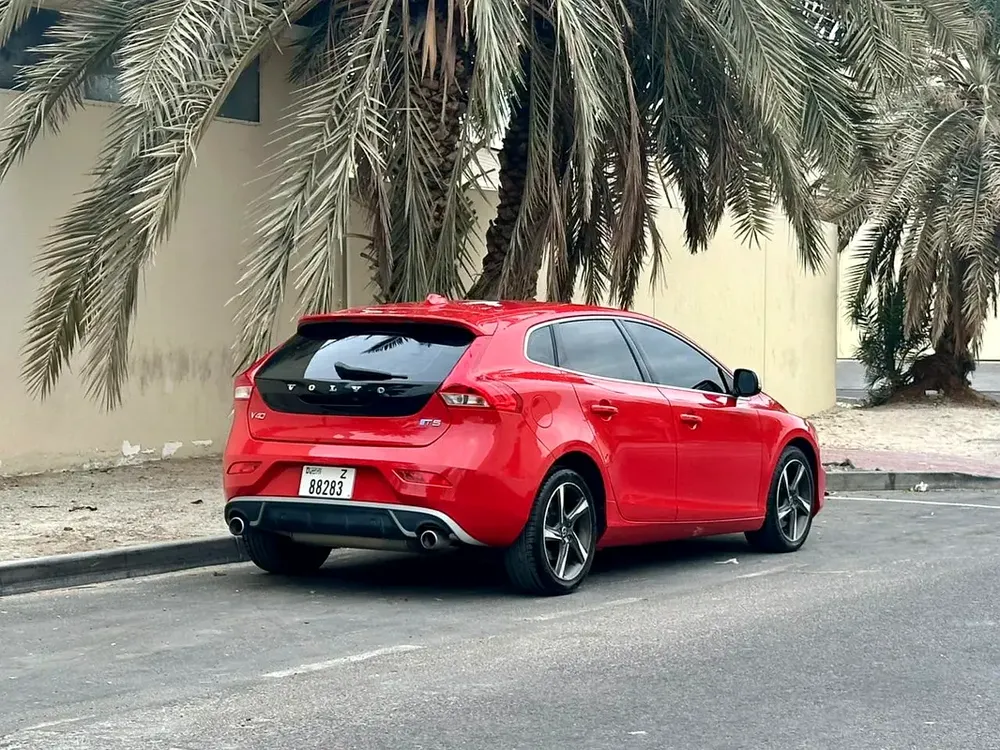 2016 Volvo V40 T5 - GCC not negotiable price السعر نهائي - Image 5