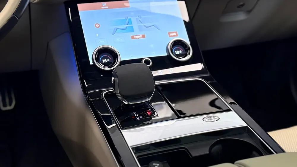 Range Rover Velar R-Dynamic P250, GCC Specs, Under Al-Tayer Warranty, Original Paint. - Image 16