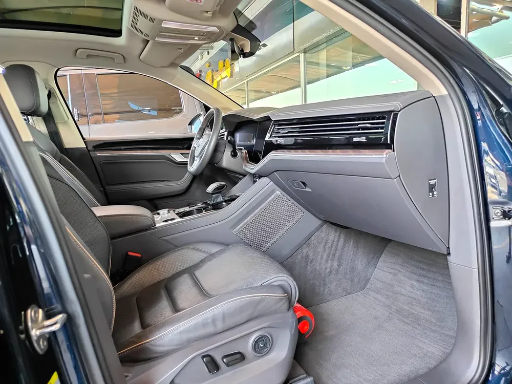 AED 1,500 P.M | 2019 Volkswagen Touareg Highline Full Option | Under Warranty | GCC | - Image 14
