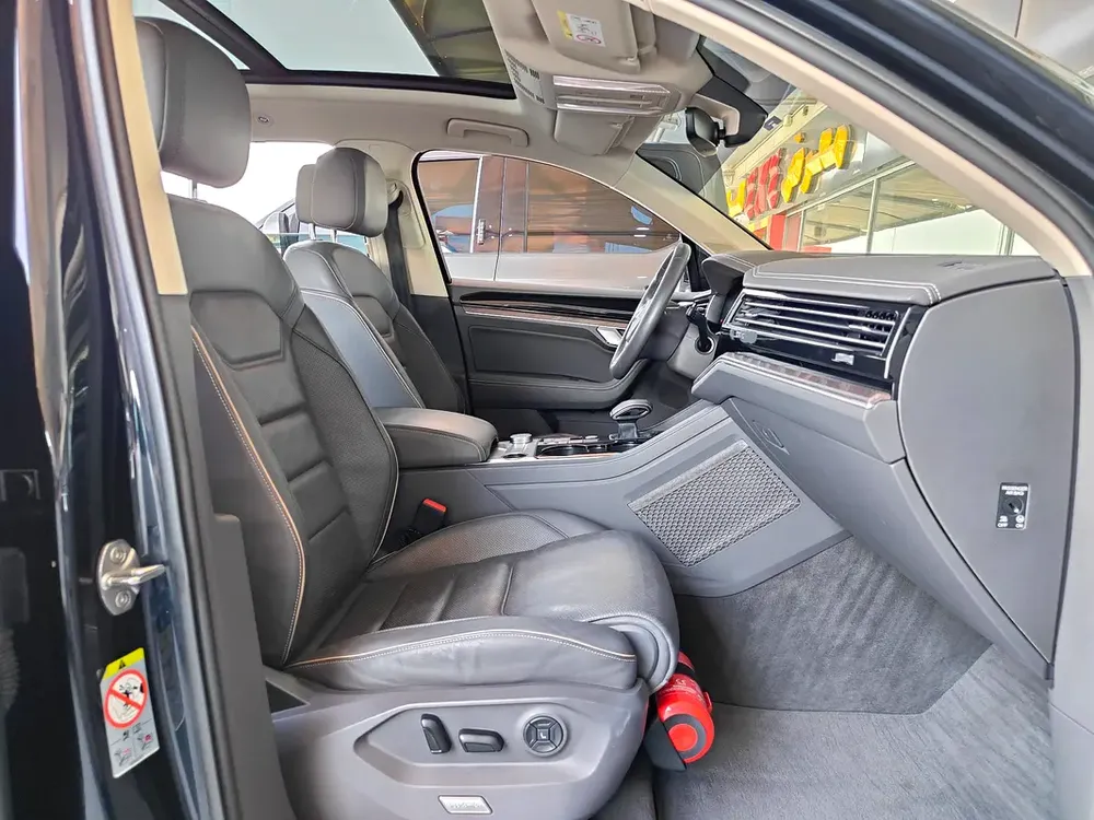 AED 1,500 P.M | 2019 Volkswagen Touareg Highline Full Option | Under Warranty | GCC | - Image 15