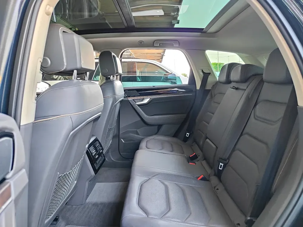 AED 1,500 P.M | 2019 Volkswagen Touareg Highline Full Option | Under Warranty | GCC | - Image 17