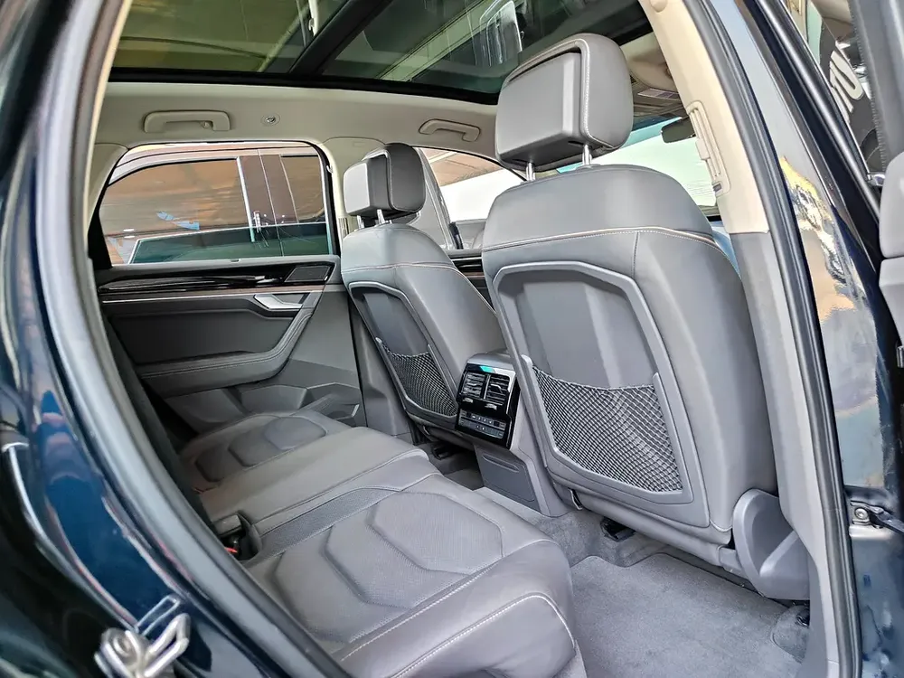 AED 1,500 P.M | 2019 Volkswagen Touareg Highline Full Option | Under Warranty | GCC | - Image 18