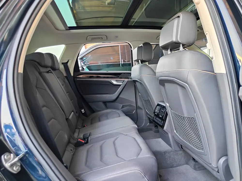 AED 1,500 P.M | 2019 Volkswagen Touareg Highline Full Option | Under Warranty | GCC | - Image 19