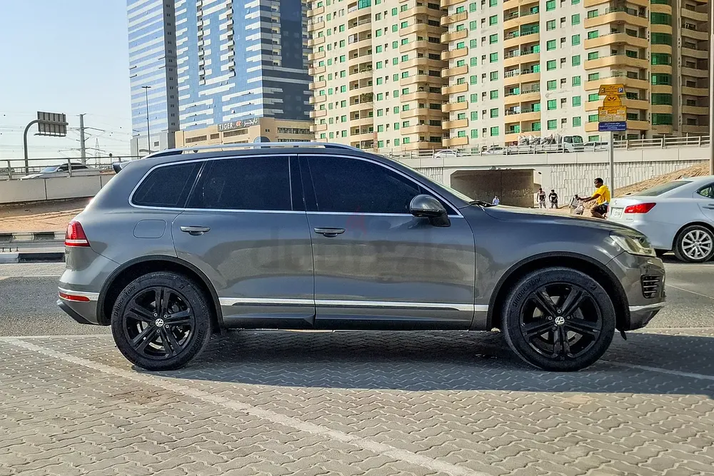 AED 912/month | 2018 Volkswagen Touareg SEL | GCC Specs | Ref#386071 - Image 4