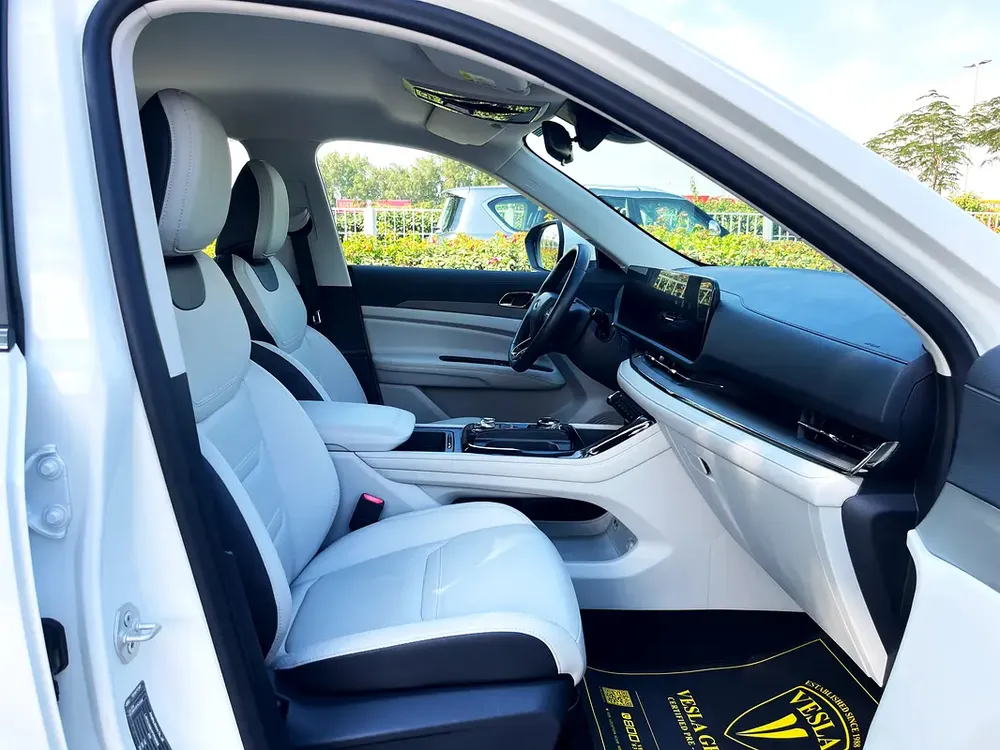 UNLIMITED MILEAGE WARRANTY / LEATHER SEAT + NAVIGATION + CAMERA + BLIND SPOT / IN HOUSE FINANCE - Image 17