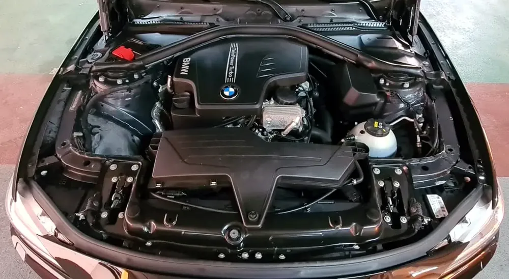 very well maintained BMW 328i Sport-line 2016 Canadian Specs - Image 4