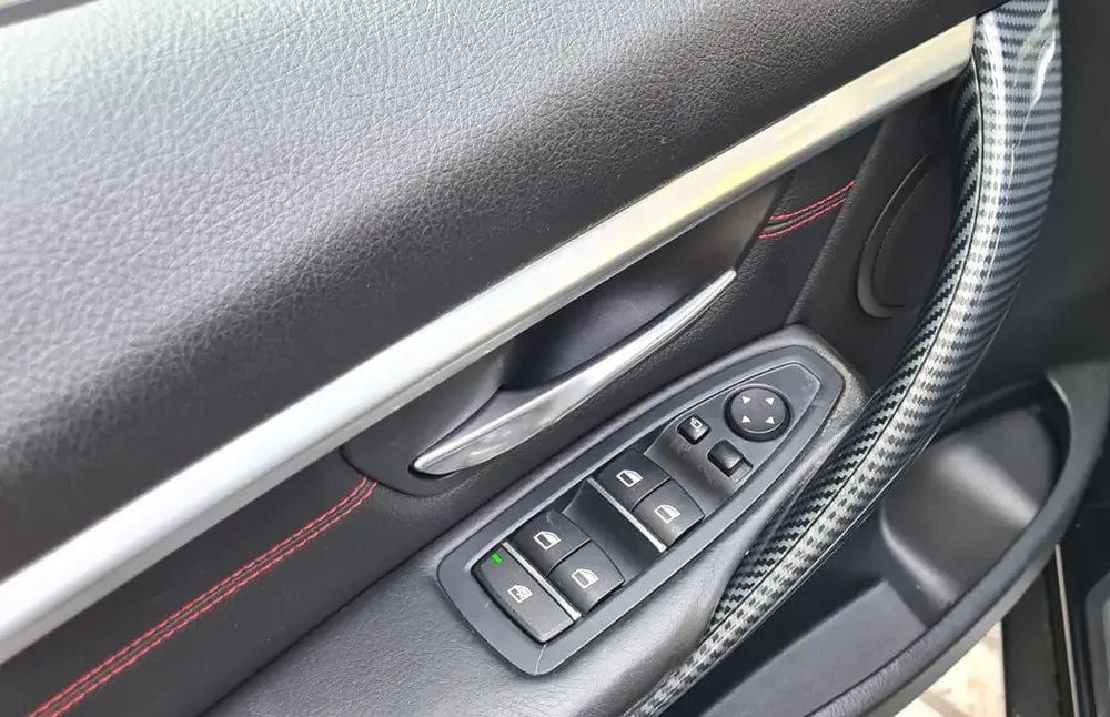very well maintained BMW 328i Sport-line 2016 Canadian Specs - Image 7
