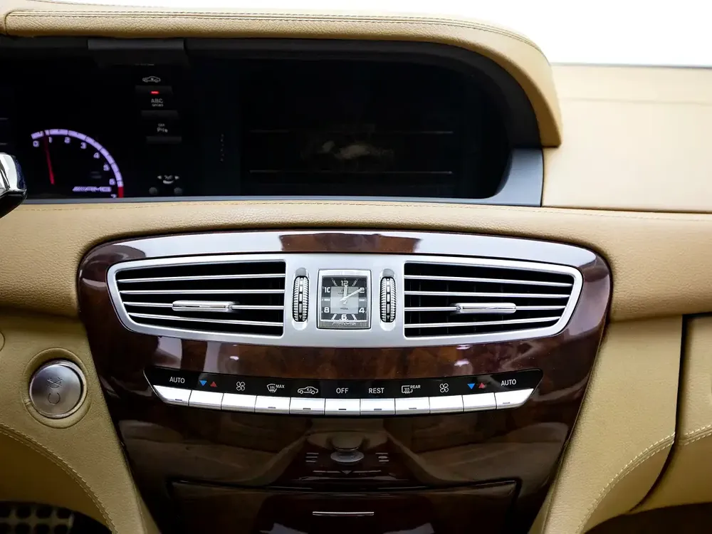 2011 | Mercedes Benz | CL63 AMG with CL65 KIT | GCC Spec - Image 15