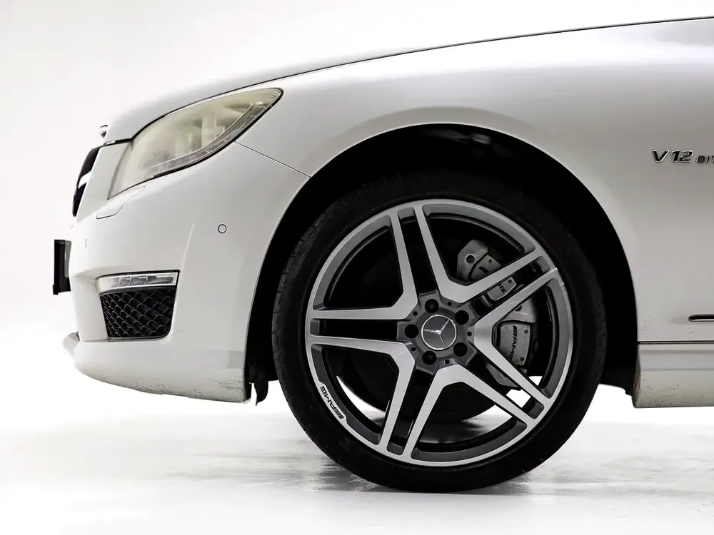 2011 | Mercedes Benz | CL63 AMG with CL65 KIT | GCC Spec - Image 20