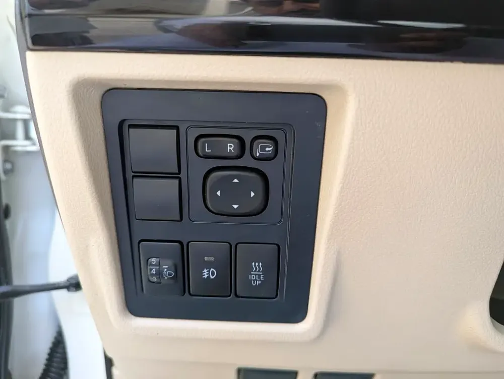 2020 Toyota Prado TXL - 3.0L V4 - 4WD- Deisel -GCC- Push Start With Fridge - Image 17