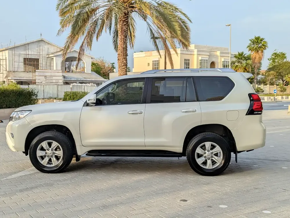 2020 Toyota Prado TXL - 3.0L V4 - 4WD- Deisel -GCC- Push Start With Fridge - Image 4