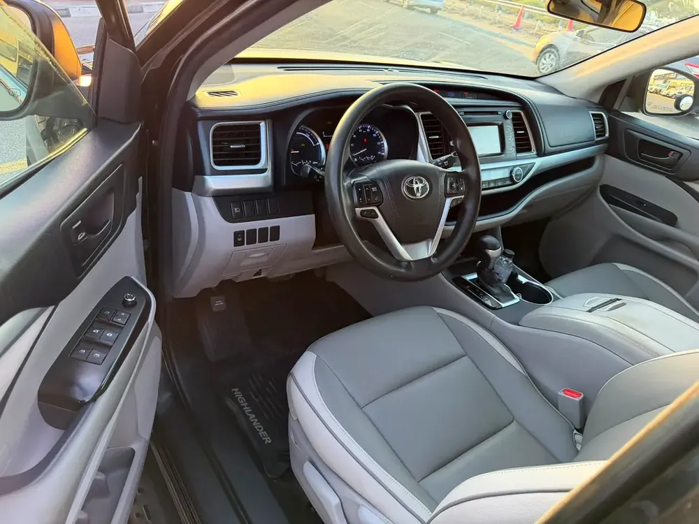2017 Toyota Highlander Hybrid  -3.5L V6-AWD 4x4 - Leather seat-Rear Camera - - Image 11