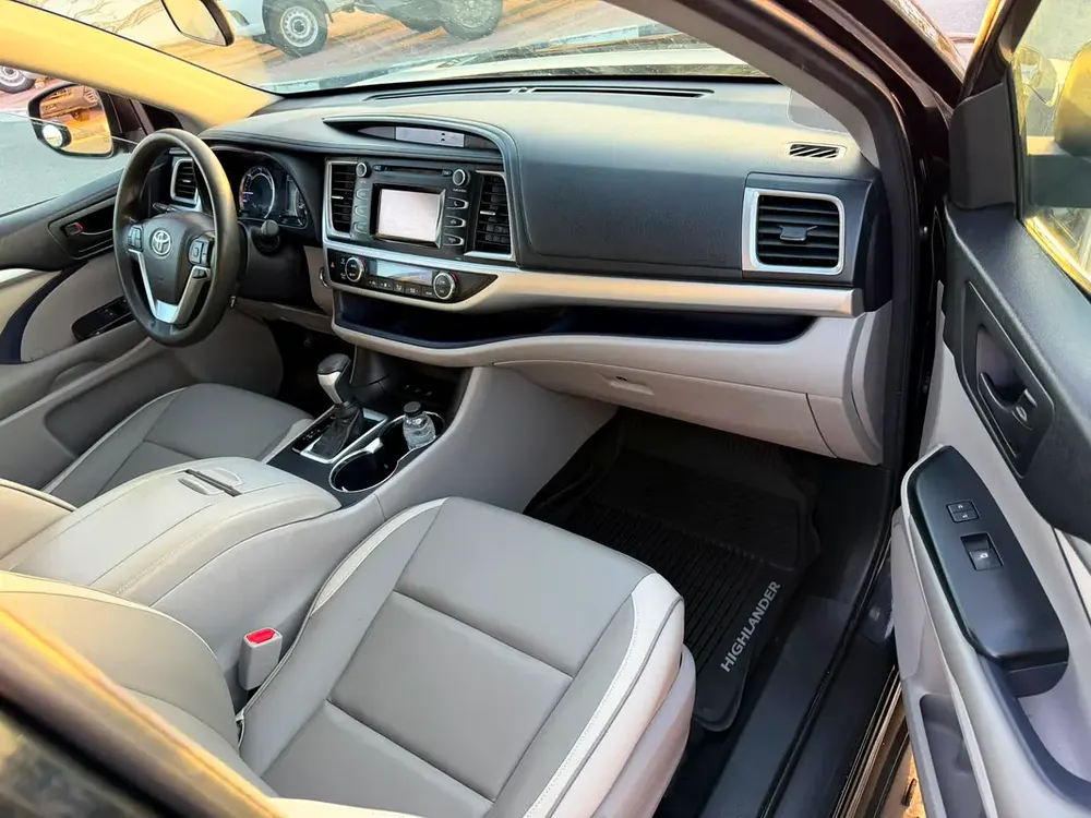 2017 Toyota Highlander Hybrid  -3.5L V6-AWD 4x4 - Leather seat-Rear Camera - - Image 12