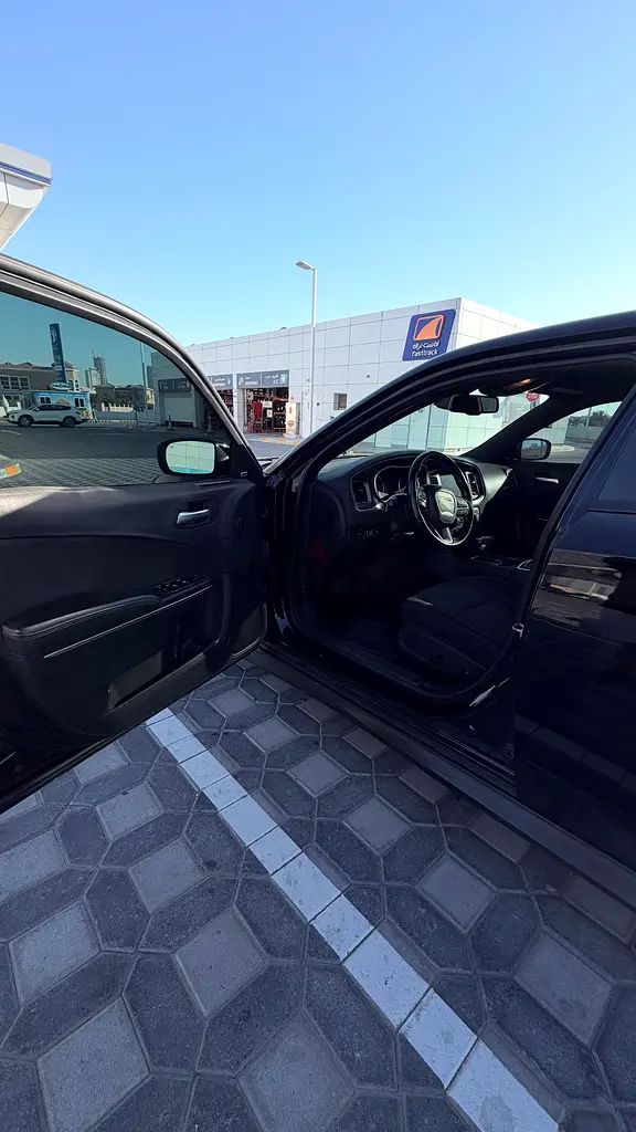 Dodge Charger R/T 2018 | 5.7L V8 HEMI | Well Maintained - Image 5