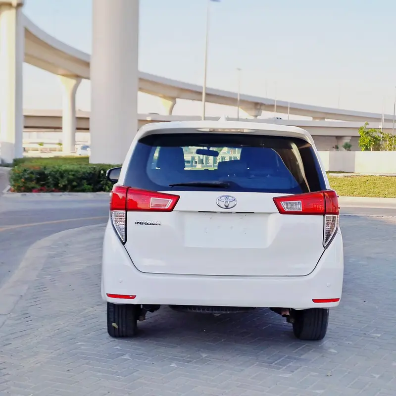 Toyota Innova // Gcc space // Mid option // Model 2017 - Image 9