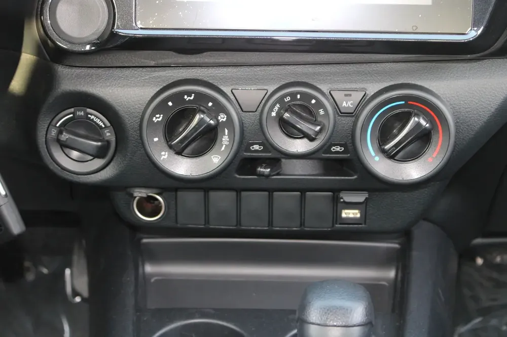 LHD - TOYOTA HILUX 2.7L PETROL DOUBLE CAB 4X4 COMFORT  AUTO - EXPORT ONLY TO NIGERIA - Image 15