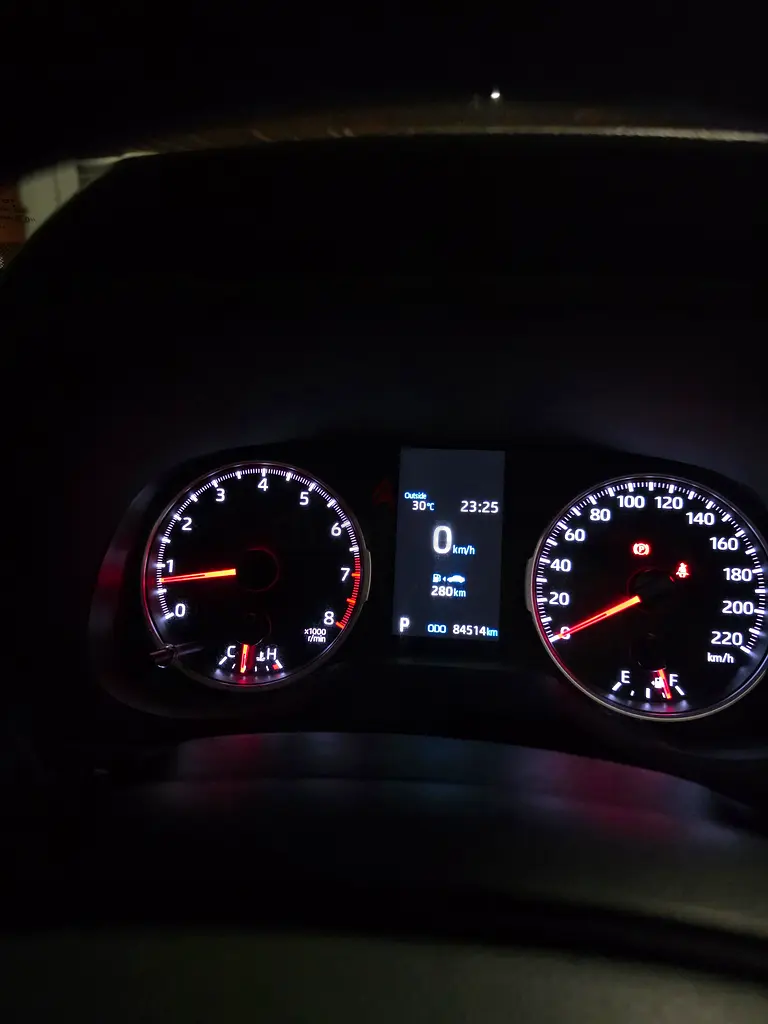 Under warranty full service history Toyota RAV4 2022 accidents free original paint GCC - Image 13