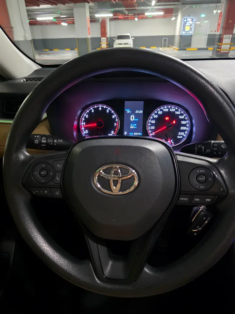 Under warranty full service history Toyota RAV4 2022 accidents free original paint GCC - Image 14