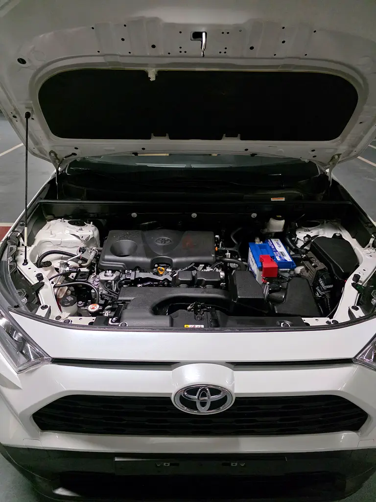Under warranty full service history Toyota RAV4 2022 accidents free original paint GCC - Image 16