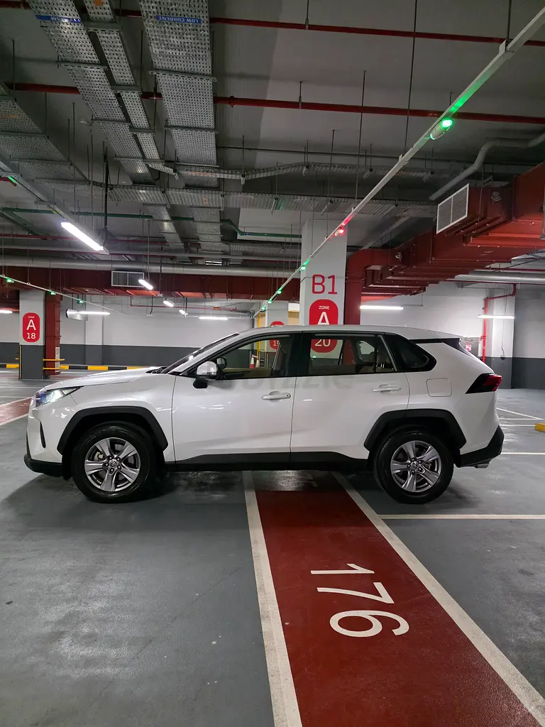 Under warranty full service history Toyota RAV4 2022 accidents free original paint GCC - Image 4