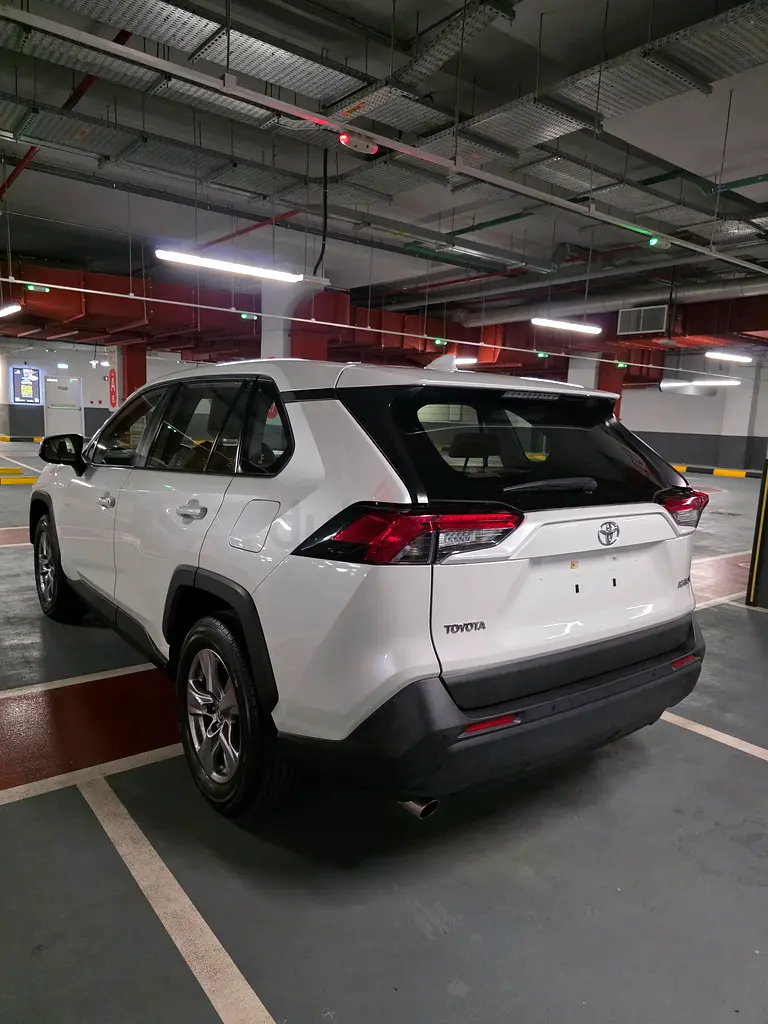 Under warranty full service history Toyota RAV4 2022 accidents free original paint GCC - Image 5