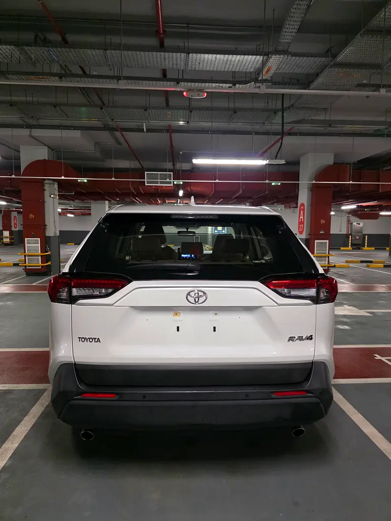 Under warranty full service history Toyota RAV4 2022 accidents free original paint GCC - Image 6