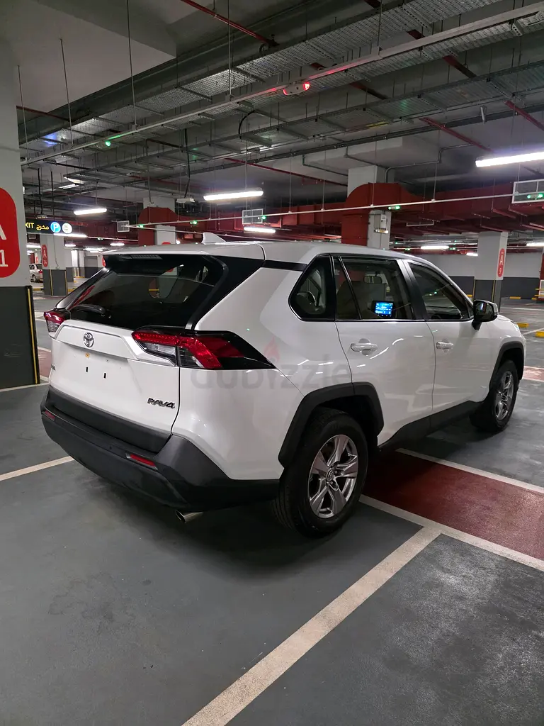 Under warranty full service history Toyota RAV4 2022 accidents free original paint GCC - Image 7