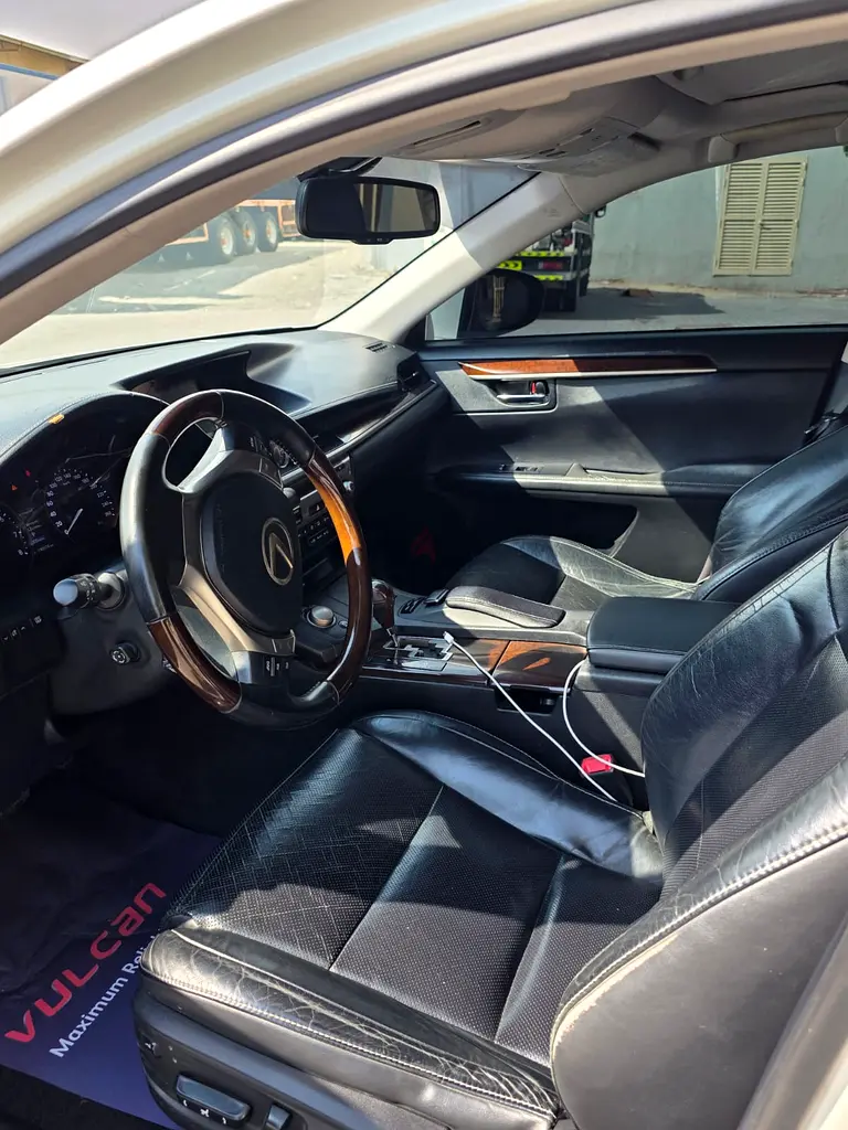 Lexus es350 GCC 2014. Very Clean family Used car - Image 8