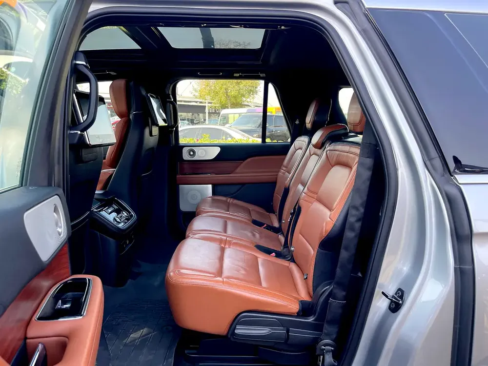 UNLIMITED MILEAGE WARRANTY / MASSAGE SEATS + LEATHER INTERIOR + SUNROOF + FULL DRIVER ASSISTANCE - Image 17