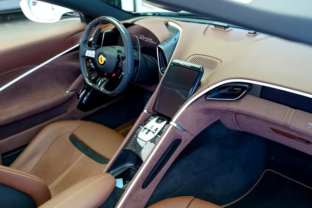 SERVICE TIL 2031 | CARBON INTERIOR | CARBON EXTERIOR | ROMA SPIDER - Image 12