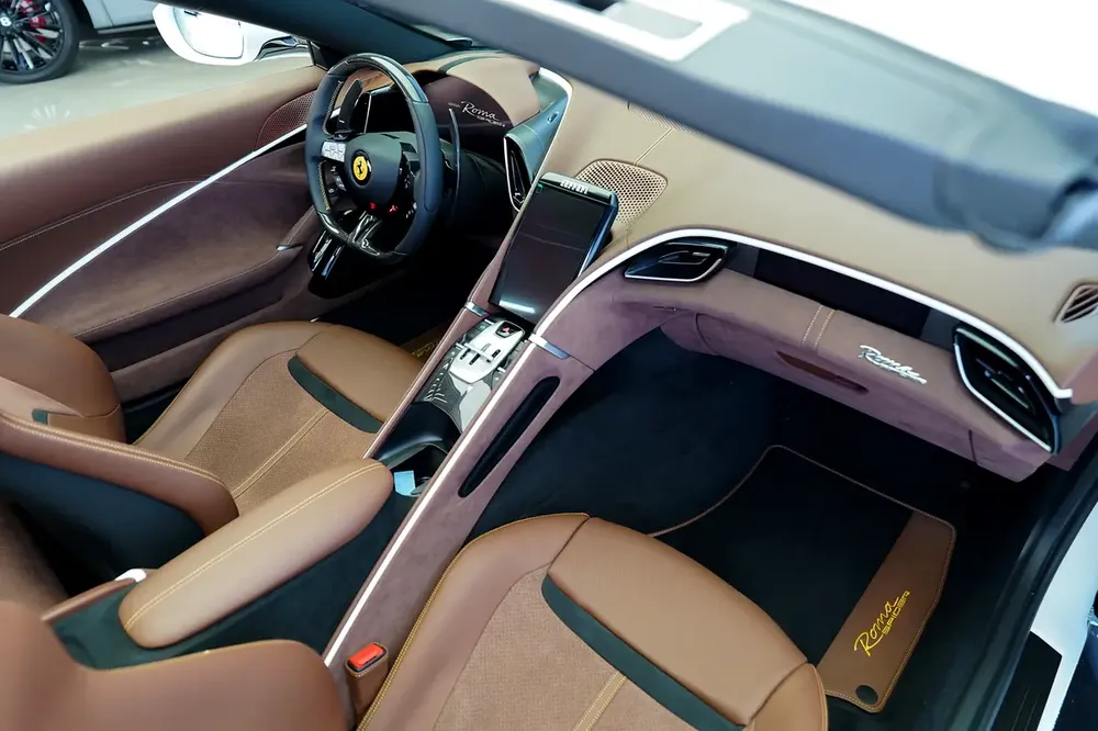 SERVICE TIL 2031 | CARBON INTERIOR | CARBON EXTERIOR | ROMA SPIDER - Image 13