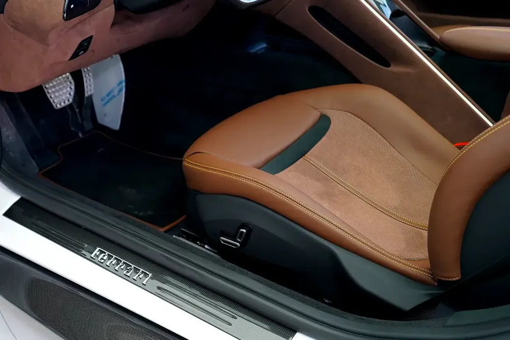 SERVICE TIL 2031 | CARBON INTERIOR | CARBON EXTERIOR | ROMA SPIDER - Image 8