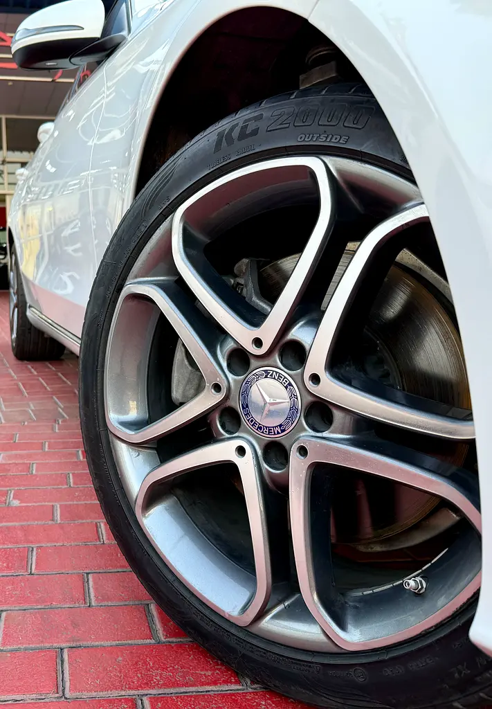 Mercedes-Benz C300 2019 - American Specs - Excellent Condition - Image 4