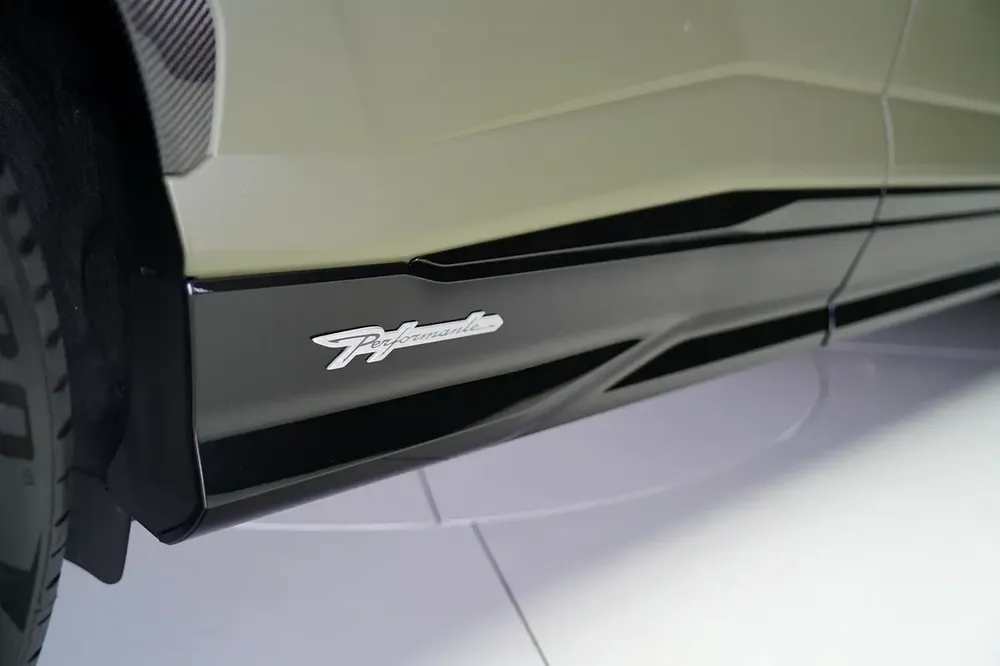 URUS PERFORMANTE | ALCANTARA SEATS | CARBON INTERIOR | CARBON EXTERIOR | REAR ENTERTAINMENT - Image 6